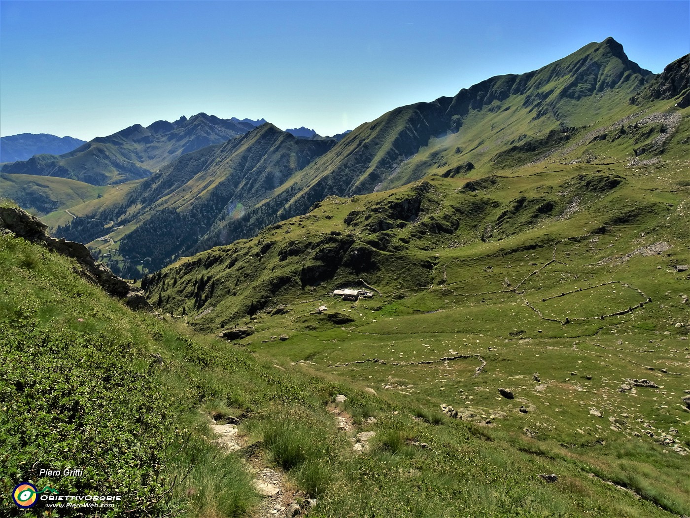 73 Dalla Bocchetta di Piedivalle (2112 m)  mi abbasso al Bivacco Zamboni (2007 m).JPG